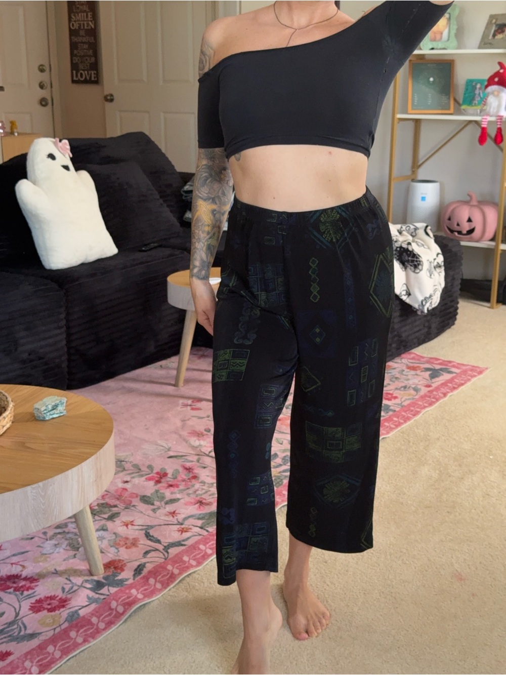 Women’s Black Wide-Leg Cropped Pants with Subtle Geometric Print